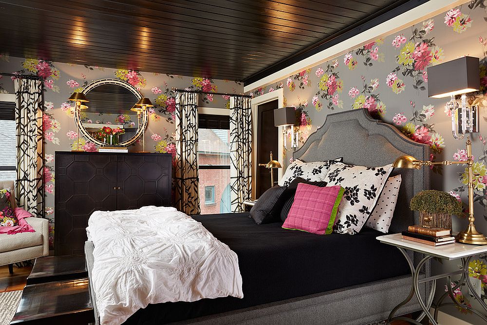 Stunning-floral-wallpaper-for-the-bedroom-steals-the-show-instantly