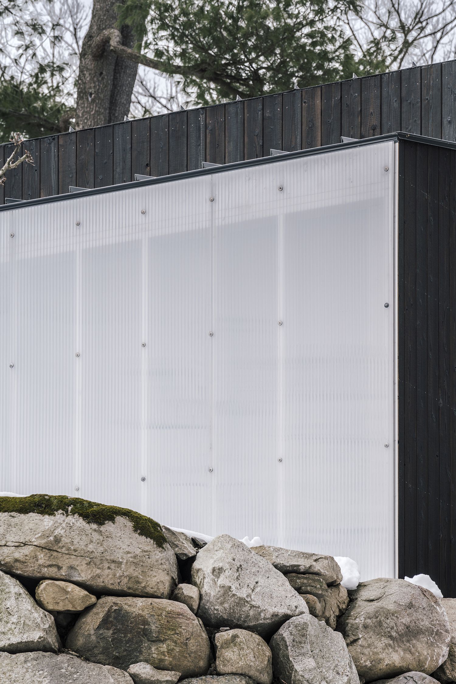 Using polycarbonate wall to bring ventilation into the small pavilion