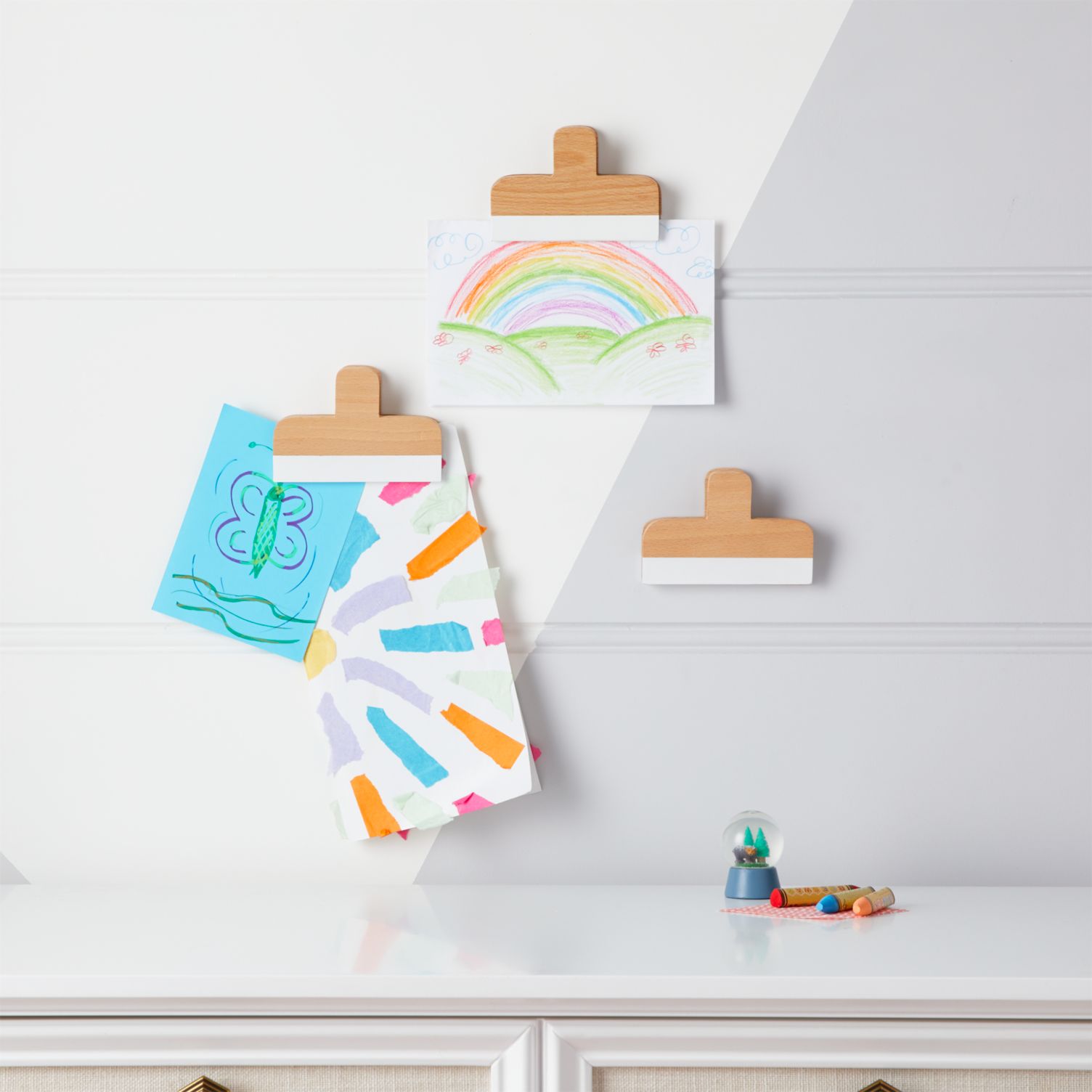 Wall art clips for children's artwork