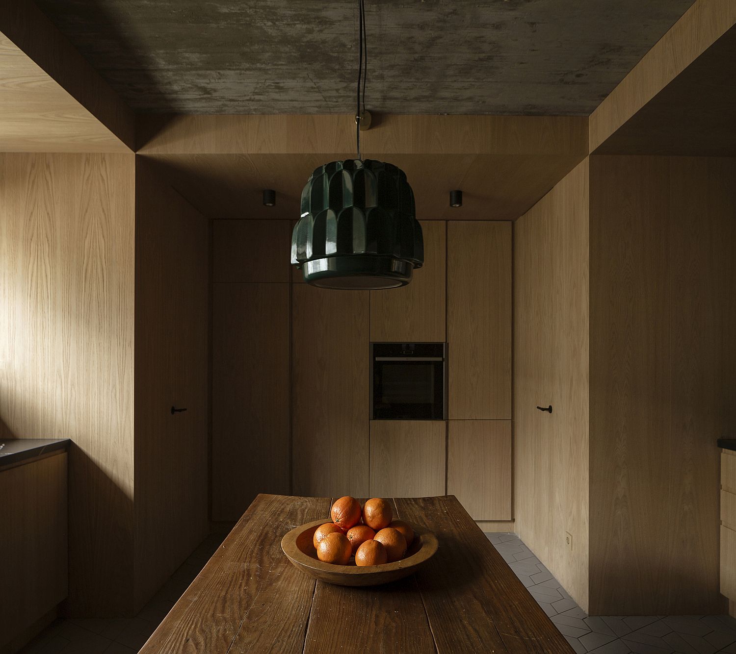 Warm and cozy wooden walls for the kitchen with transitional style