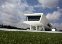 Cantilevered-home-design-gives-it-a-facade-that-is-unmistakable-217x155