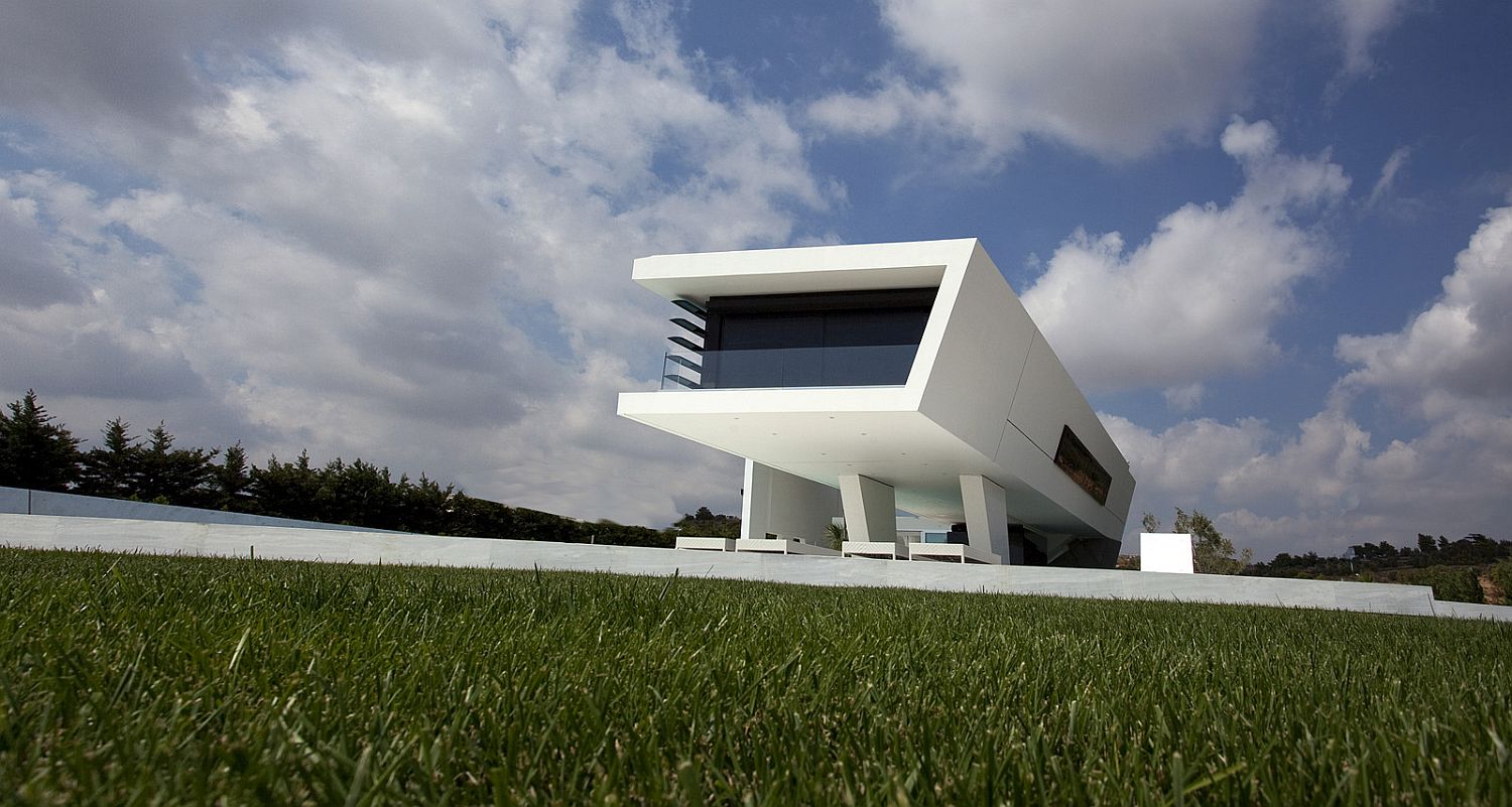 Cantilevered home design gives it a facade that is unmistakable