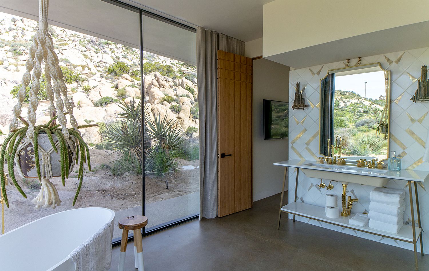 Contemporary bathroom with a view of the landscape around it