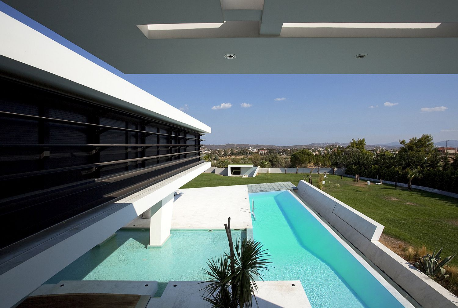 Home-hovers-above-the-pool-area-to-offer-a-stunning-visual