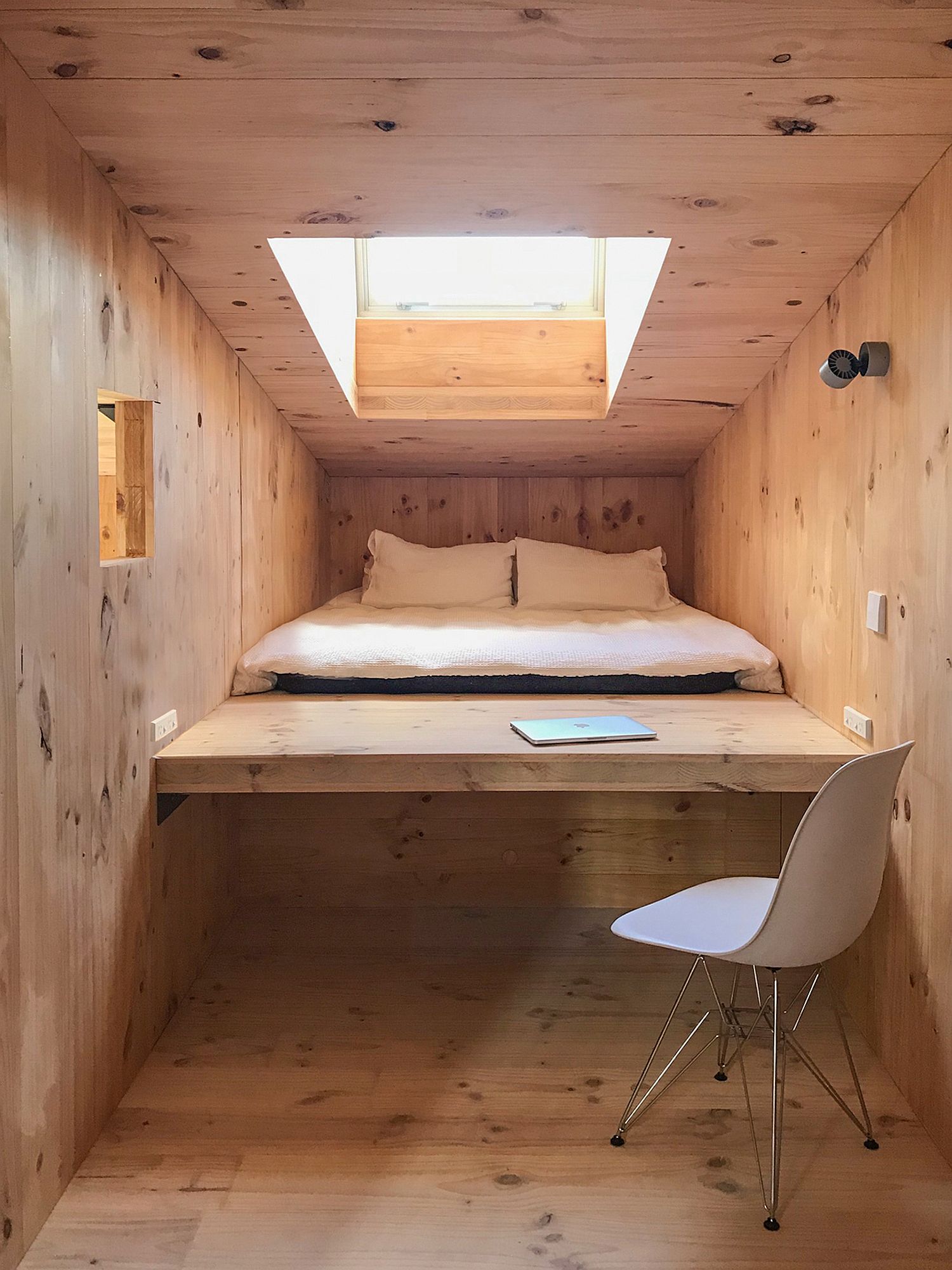 Niche with a bed that can also be used as work table with natural lighting