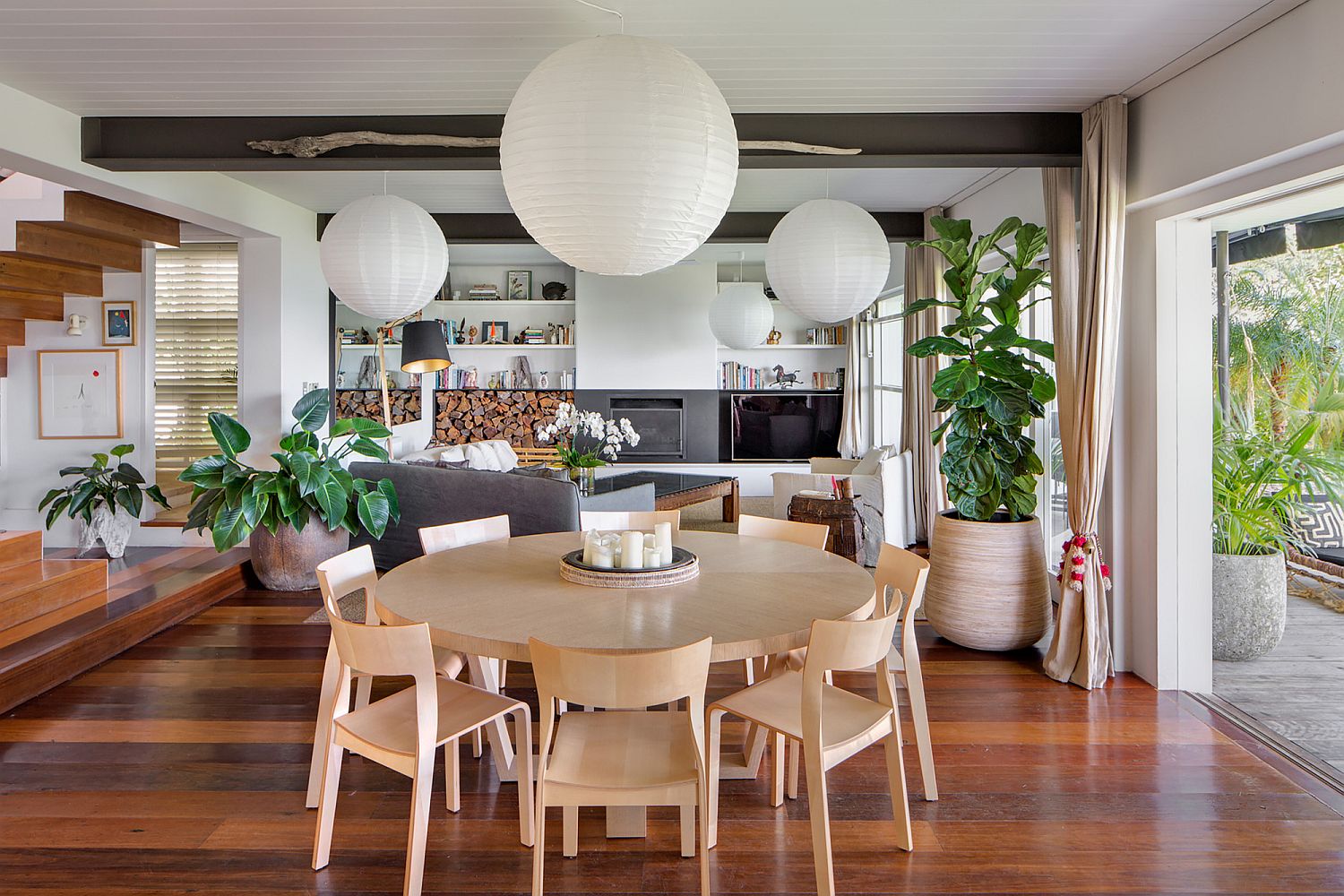 Striking-pendants-in-white-stand-out-visually-while-also-accentuating-the-color-scheme