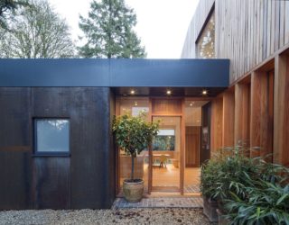 Contemporary Guesthouse in Wood and Glass Flows into the Garden