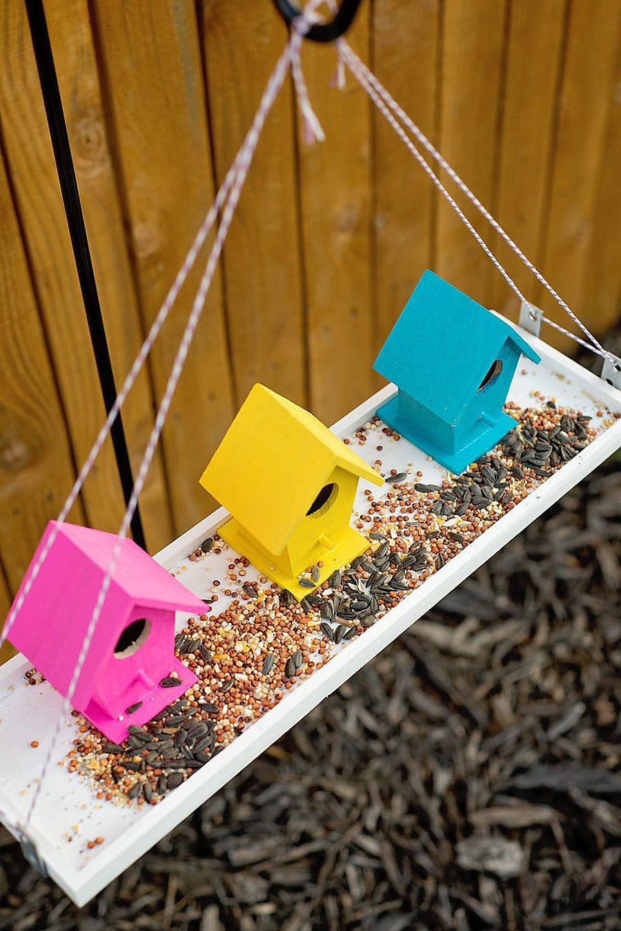 Easy-DIY-bird-feeder-full-of-color