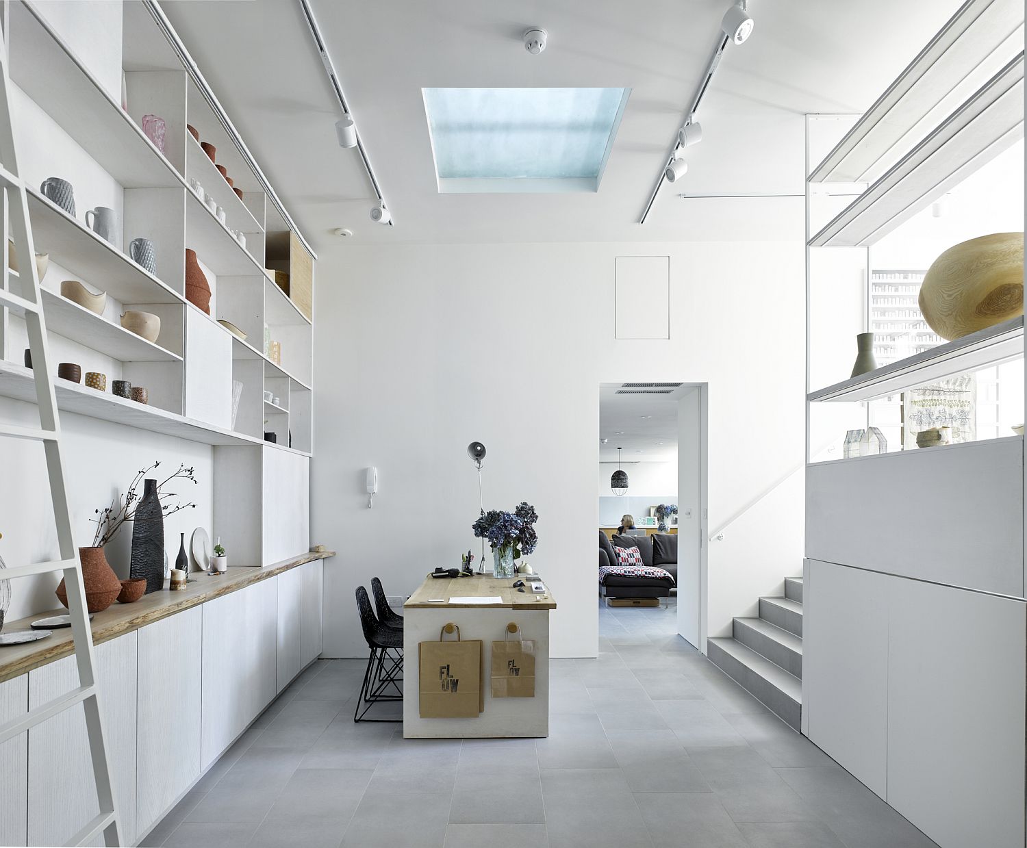Gallery-area-of-the-house-in-white-stays-classy-as-ever