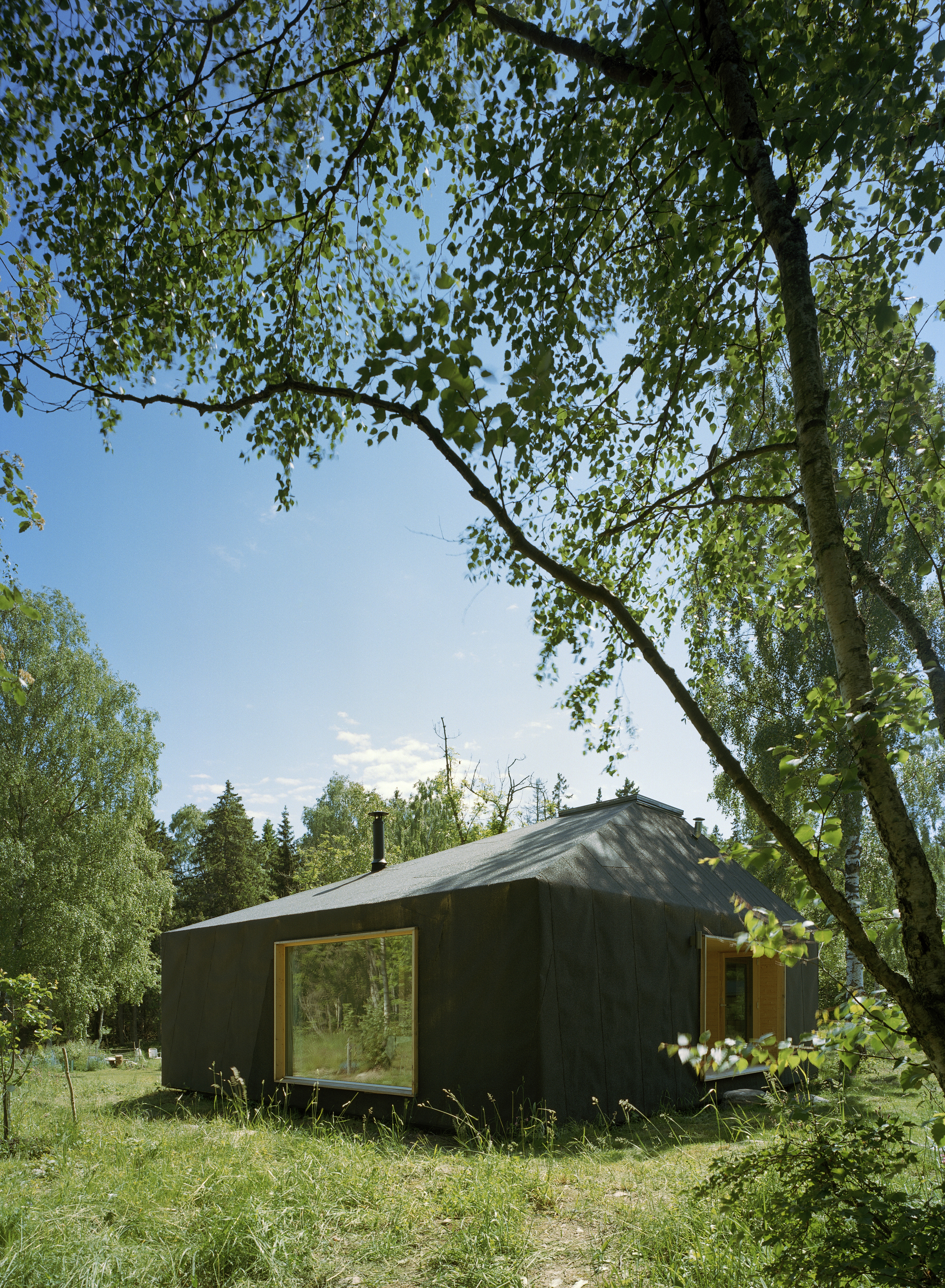 Glazed windows and smart design give the cabin a cool look on the outside