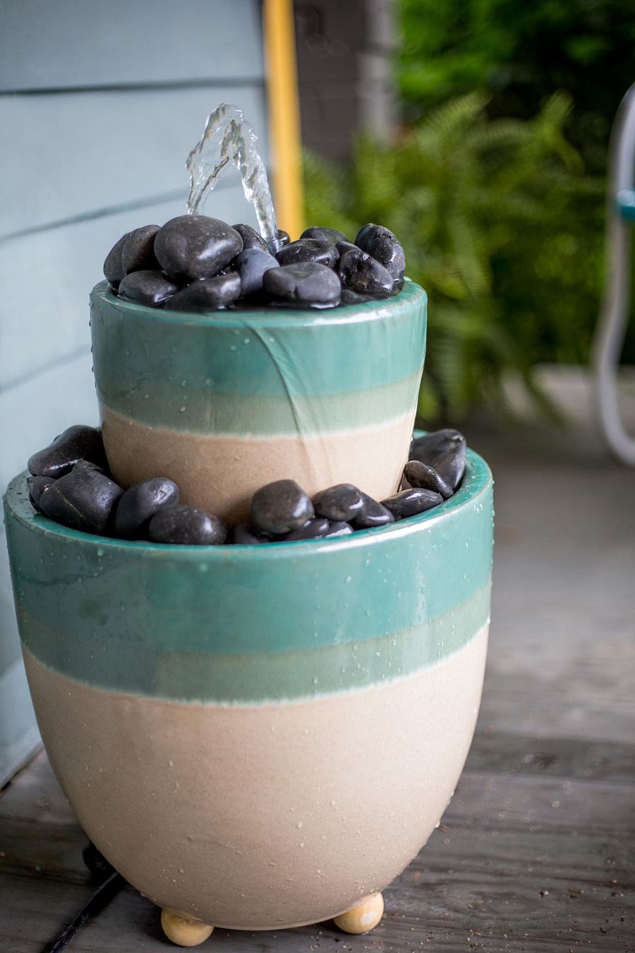 Inexpensive and small DIY water fountain for the modern garden