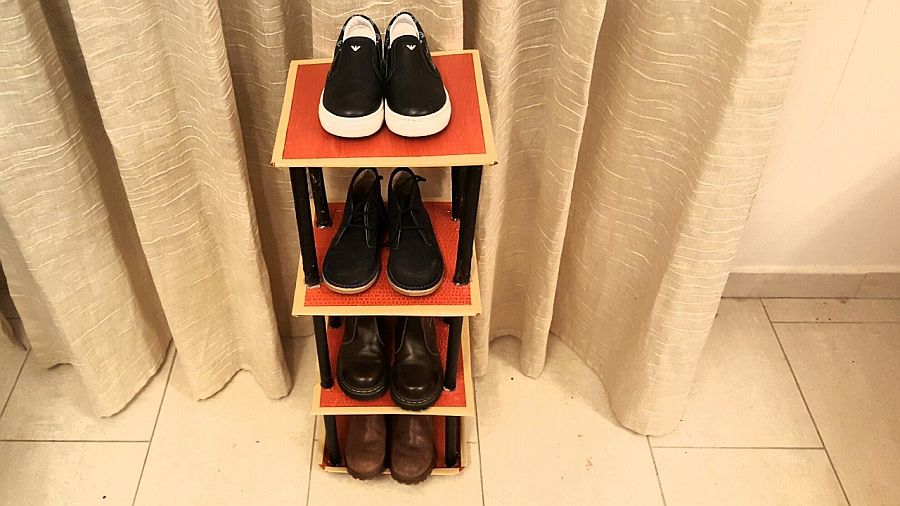Petite-and-easy-to-craft-charlkboard-shoe-rack-adds-color-to-your-home