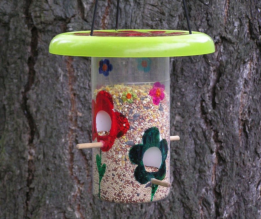 Recycled jar bird feeder just takes a few minutes to make