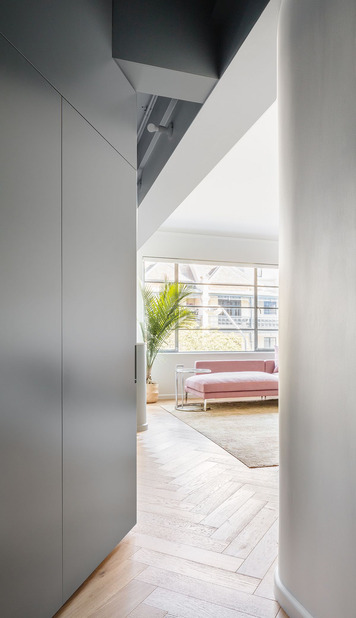 Relaxing-neutral-backdrop-for-the-apartment-in-Sydney