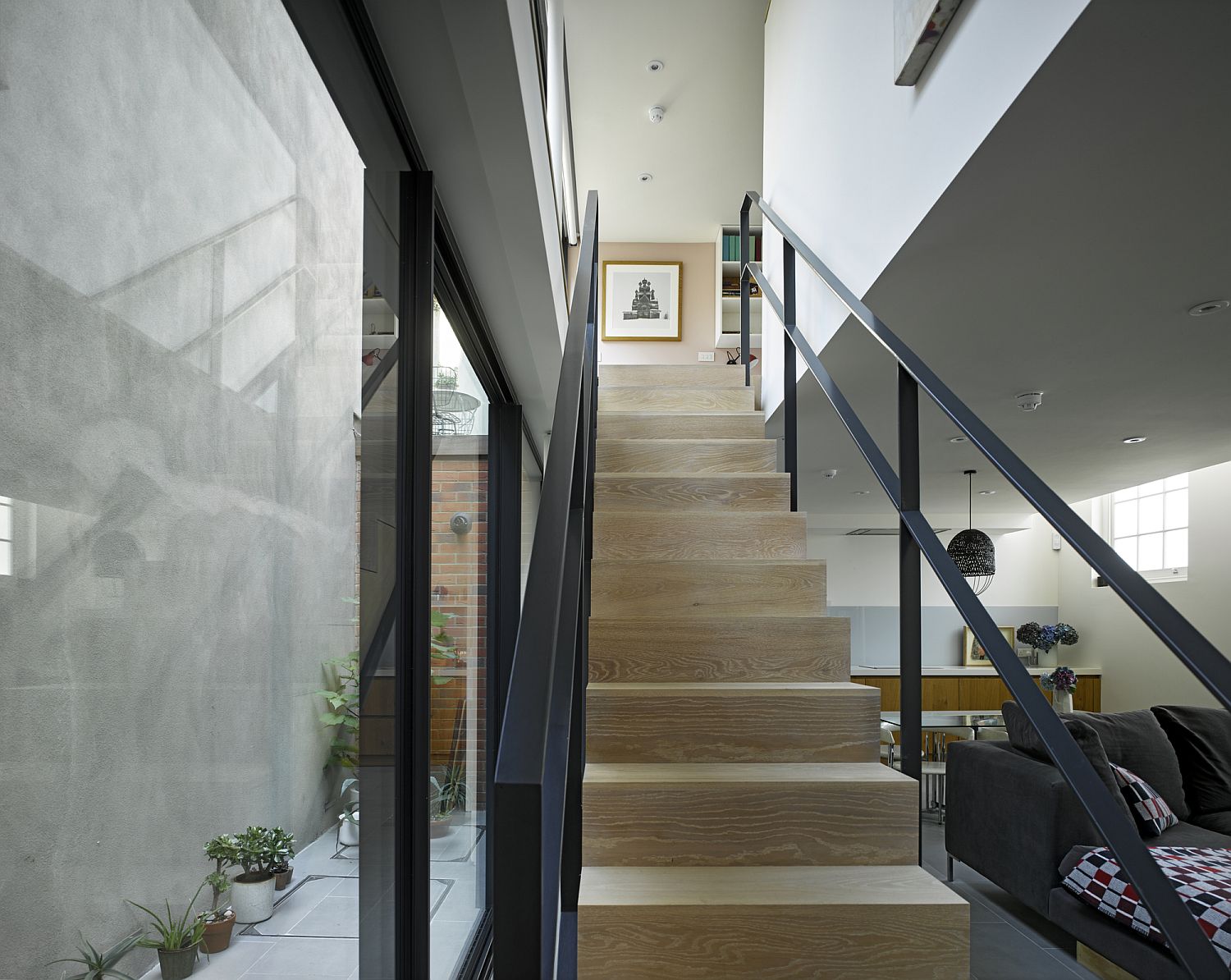 Staircase-to-the-mezzanine-level-in-wood-and-steel