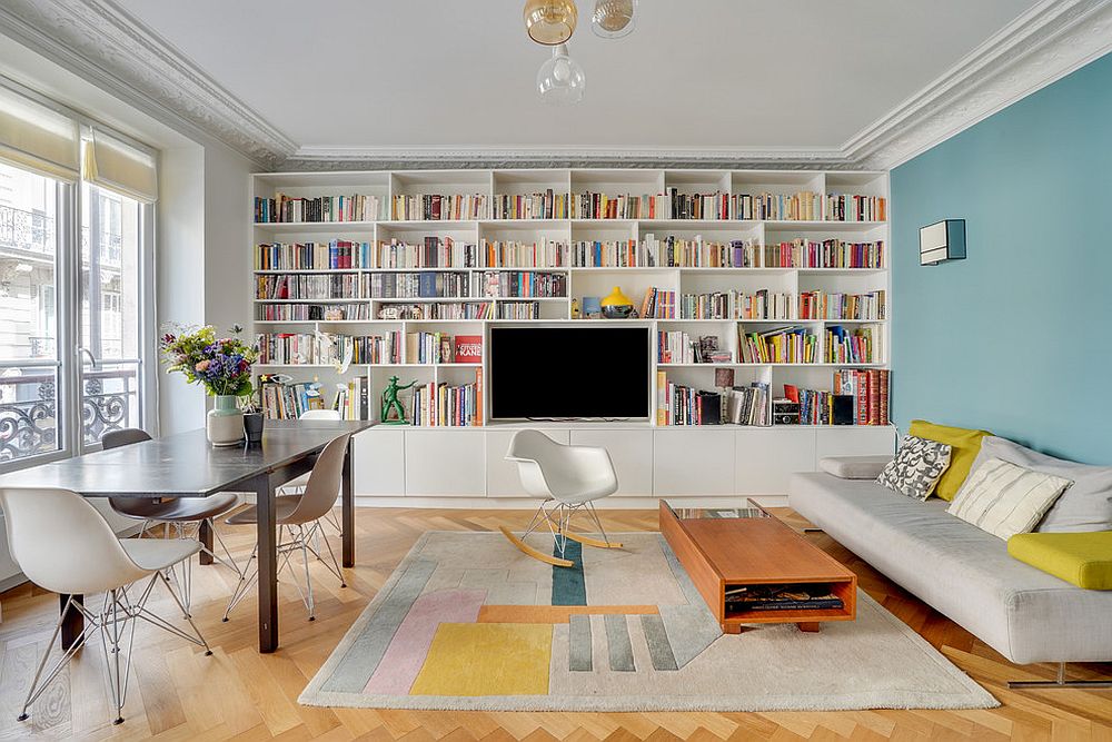 White-walls-along-with-bookshelves-make-a-bright-background-in-the-living-room