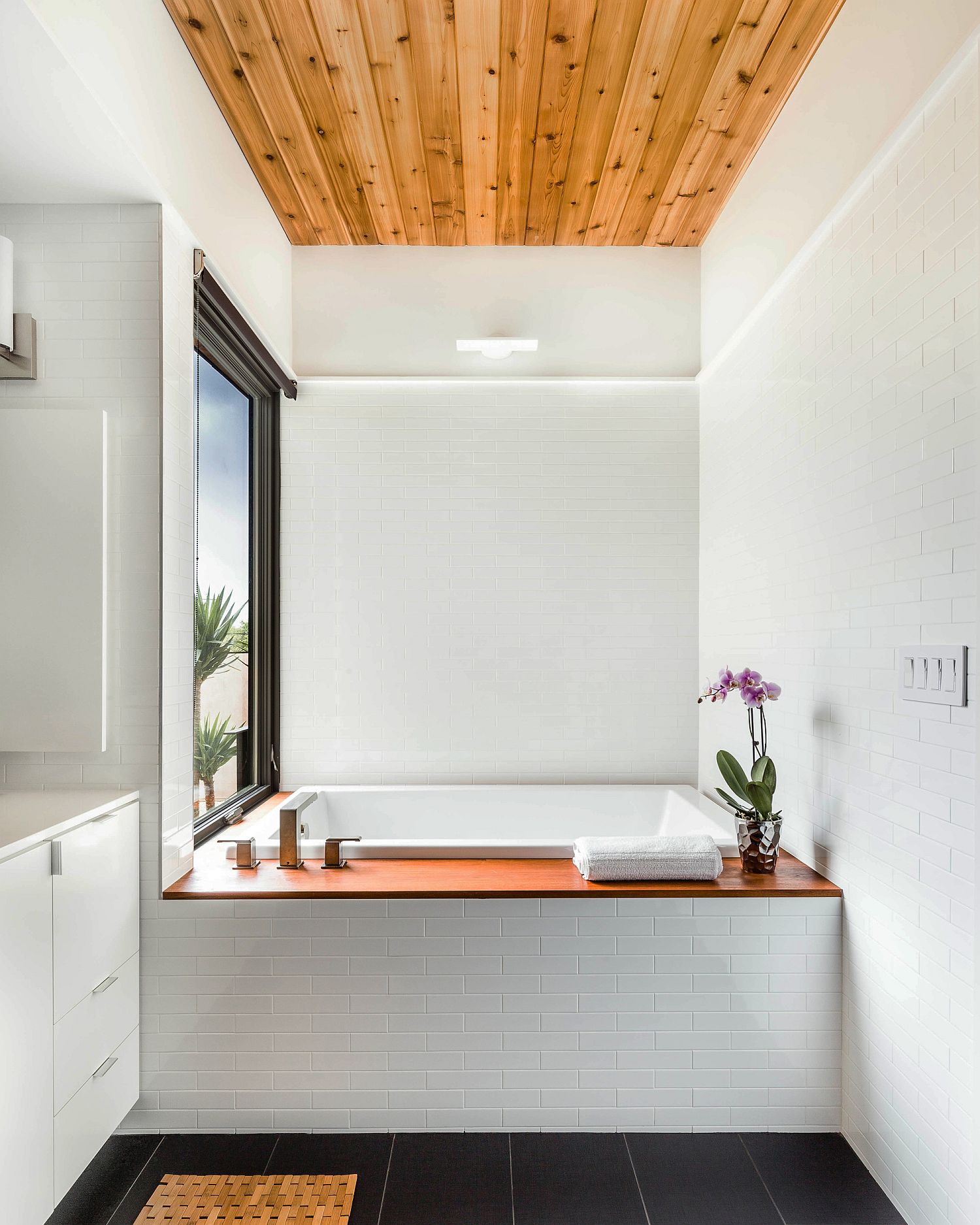 Wooden ceiling of the bathroom steals the show instantly