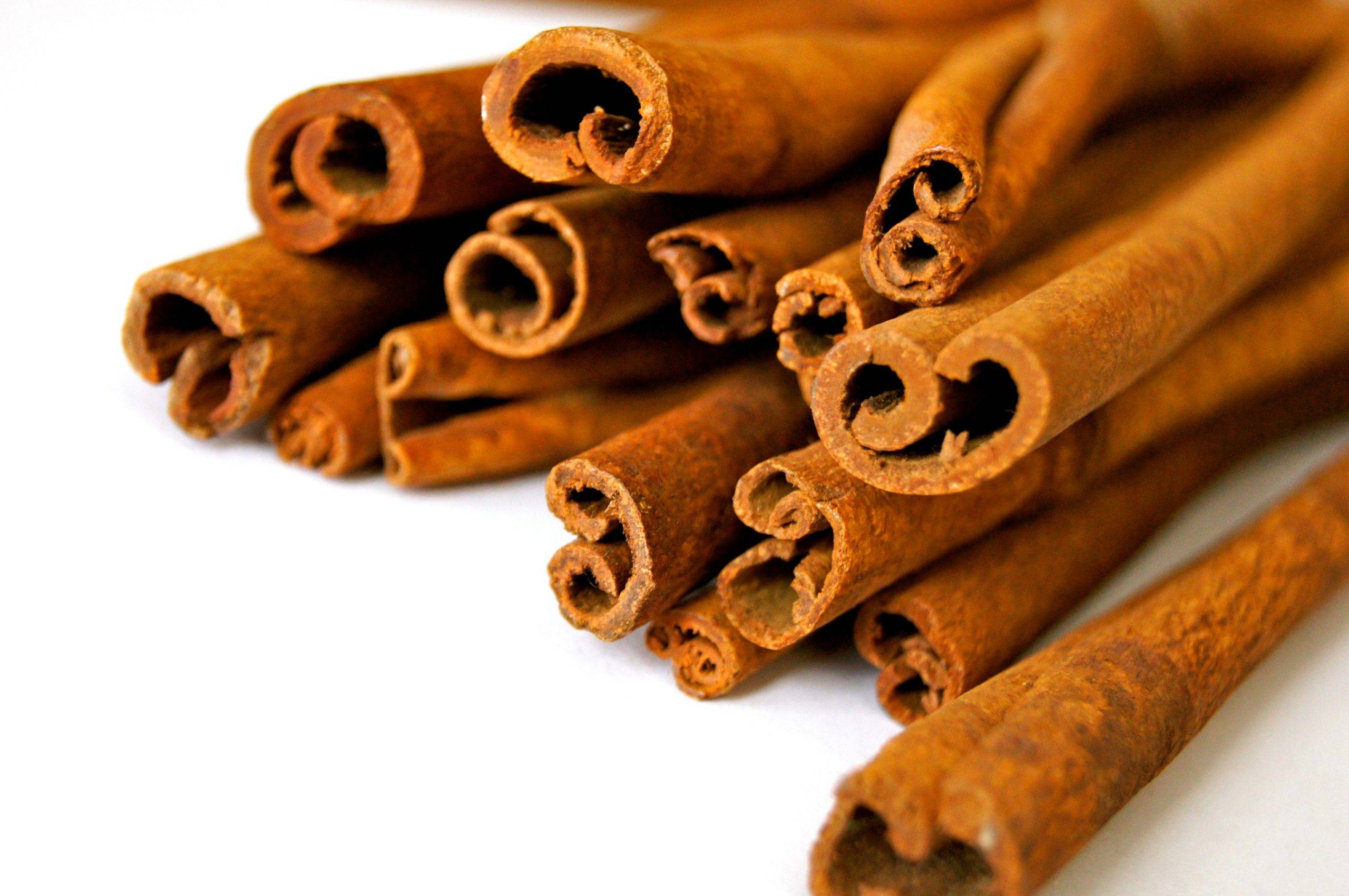pile of cinnamon sticks