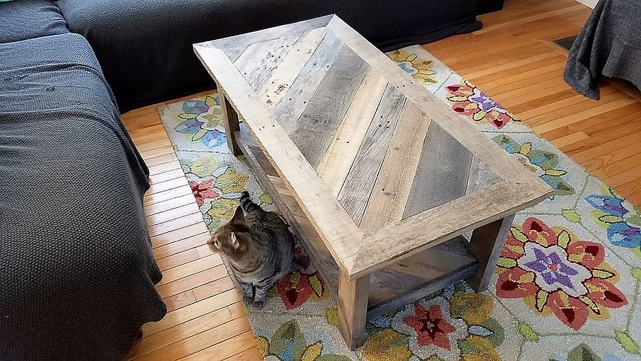 Another smart DIY wood pallet coffee table