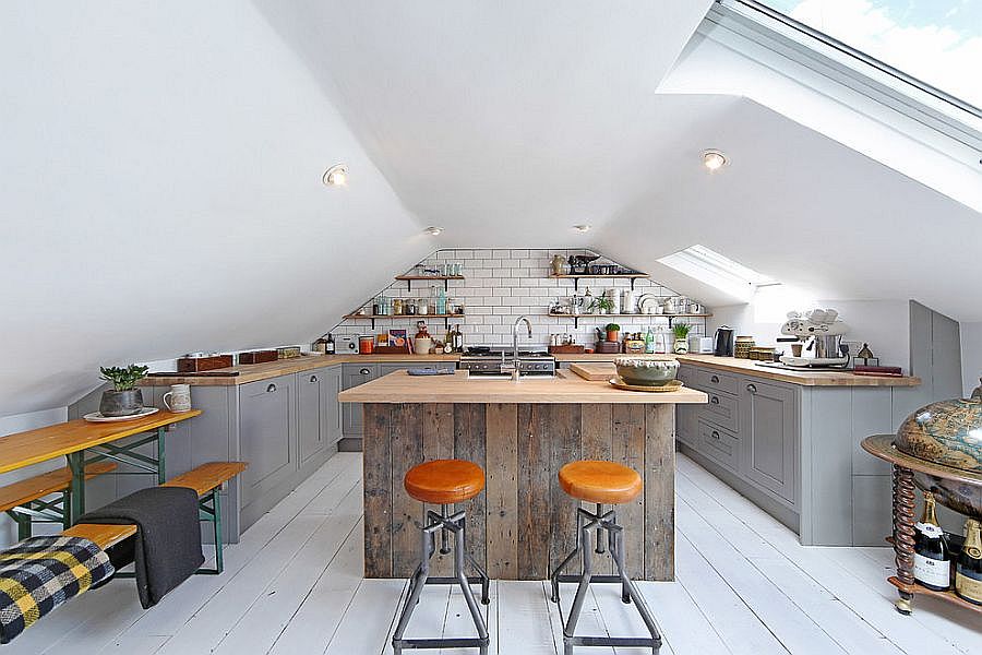 podkrovní kuchyně v šedé a bílé barvě s moderním statkovým stylem