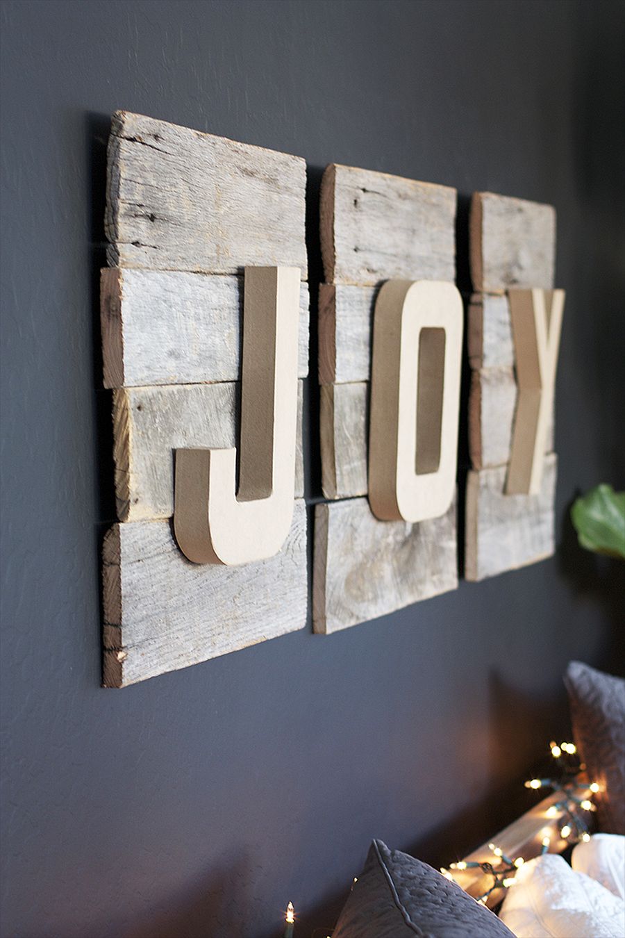 Awesome DIY Christmas sign using reclaimed wood