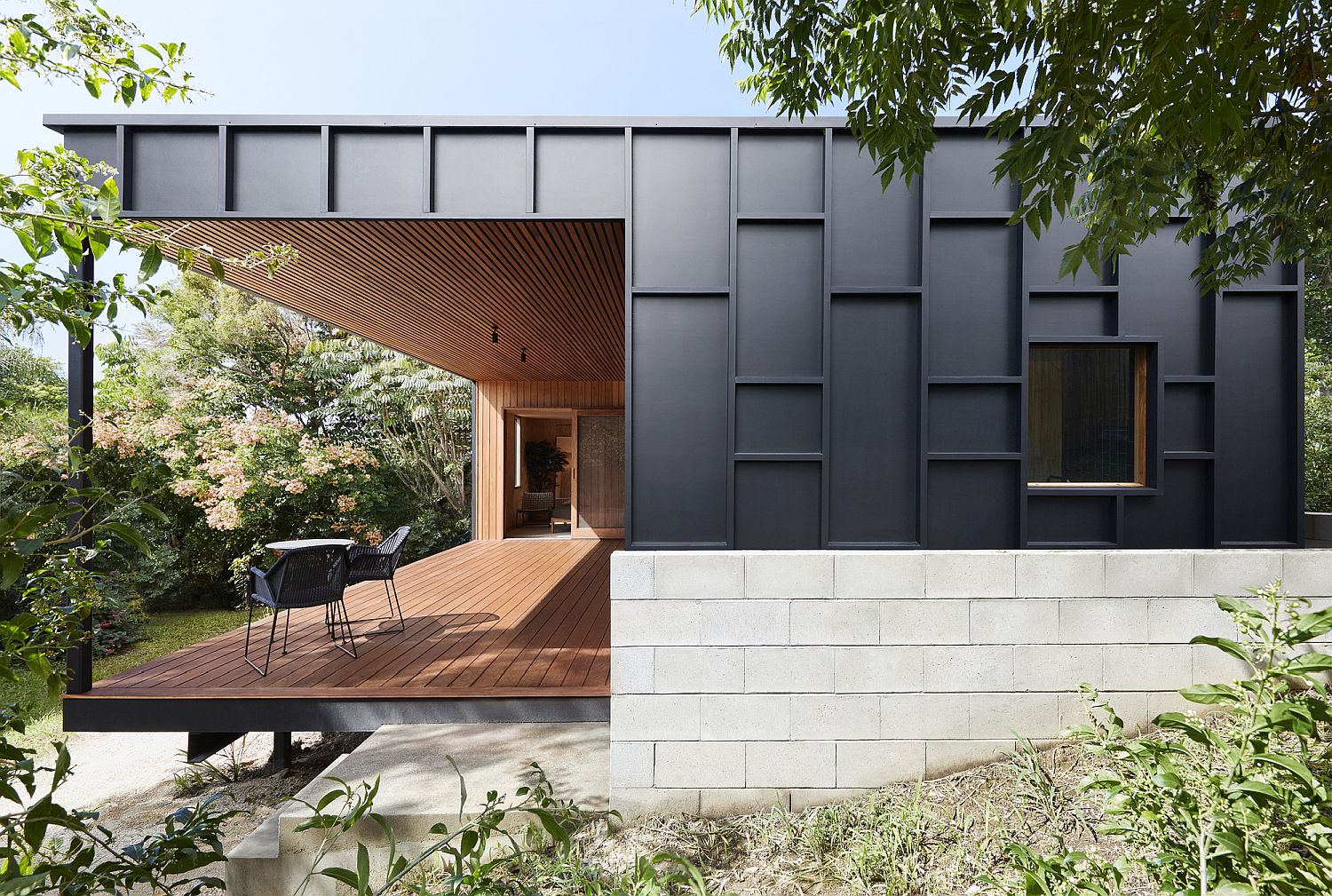 Beautiful use of black FC sheets shapes the exterior of the lovely OCM House in Australia