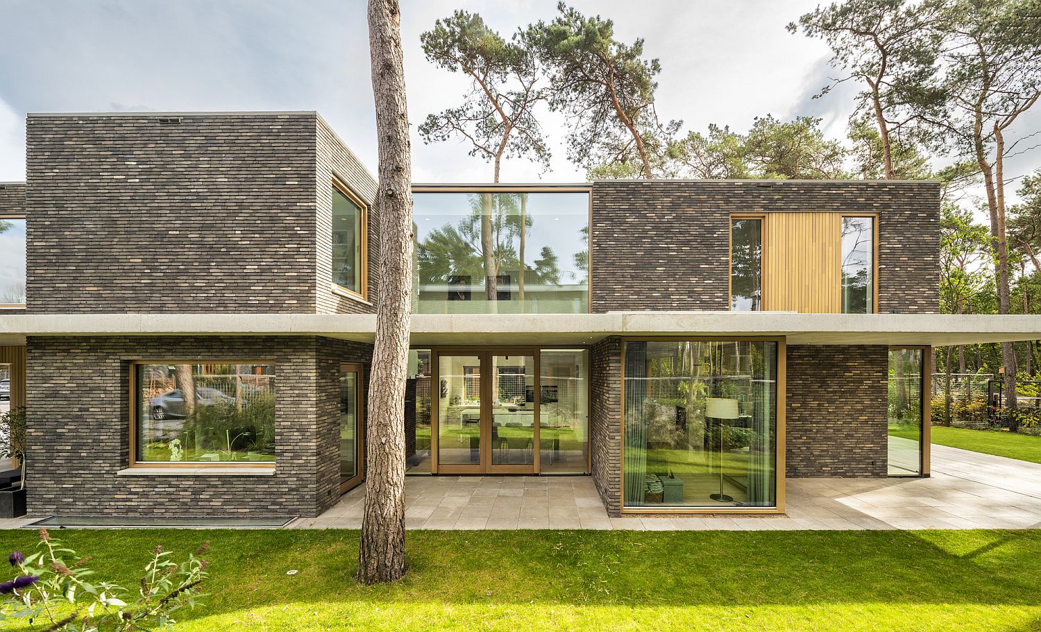 Beautiful use of brick and glass for the mdoern Dutch home