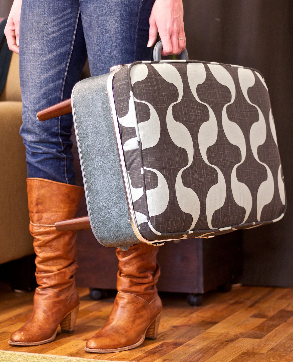 Brilliant DIY suitcase ottoman idea