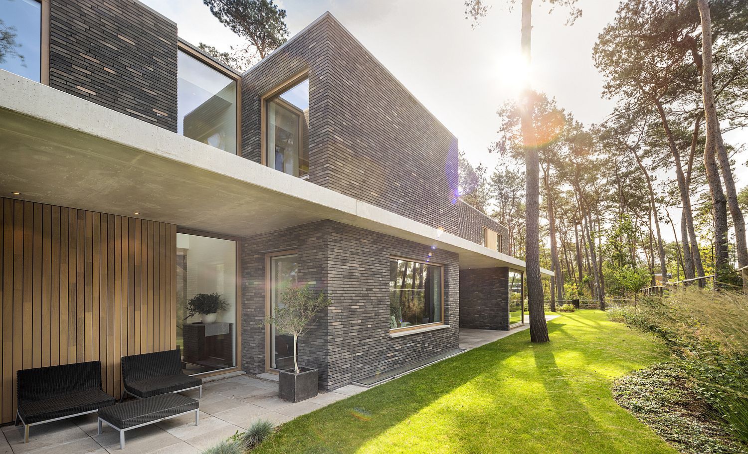 Concrete horizontal frames offer contrast visually outside the house