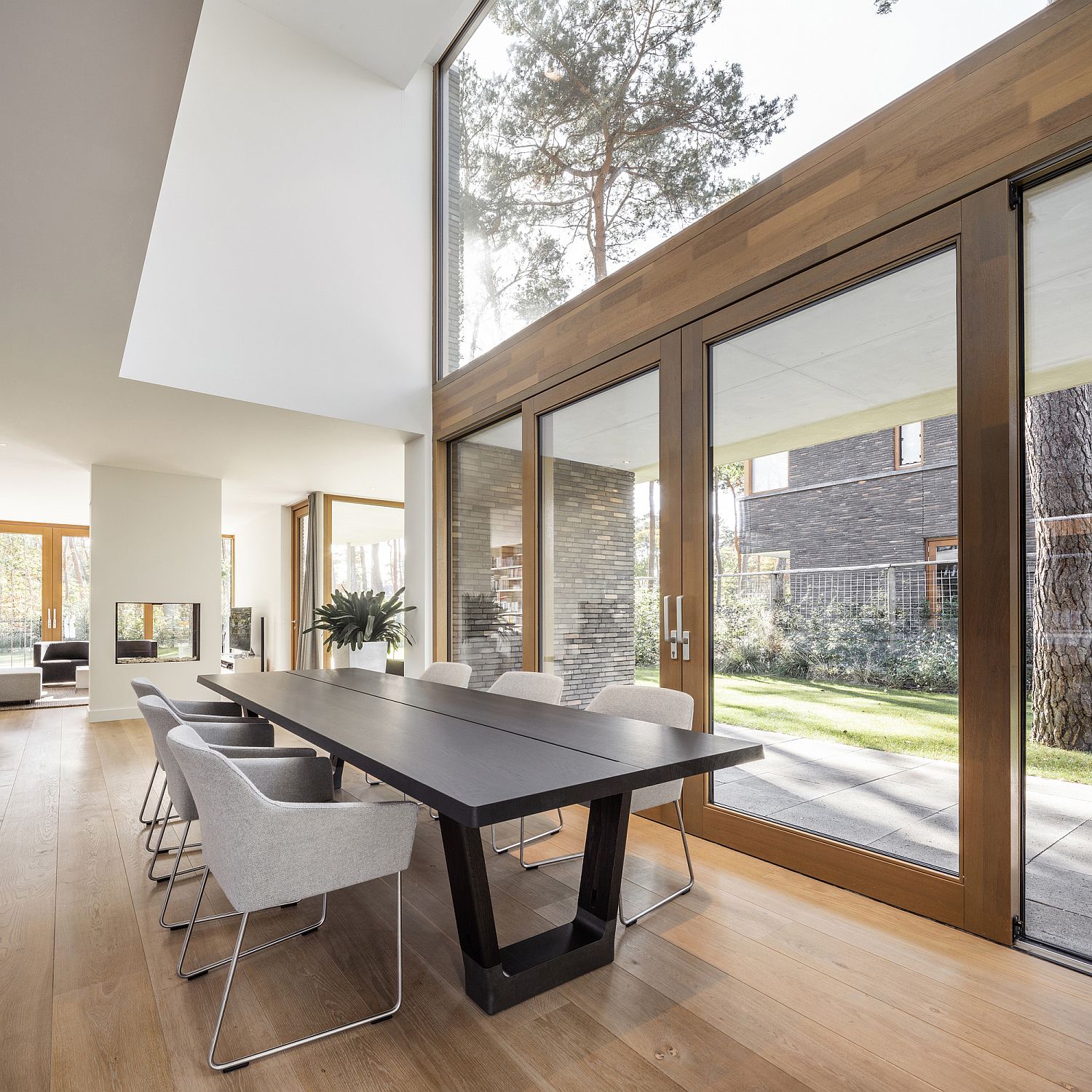 Conneting the kitchen and dining area with the garden outside using glass walls