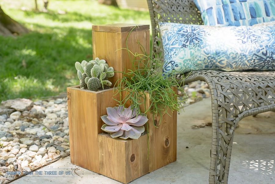 Cool-DIY-box-planter-that-can-be-used-as-a-side-table-as-well