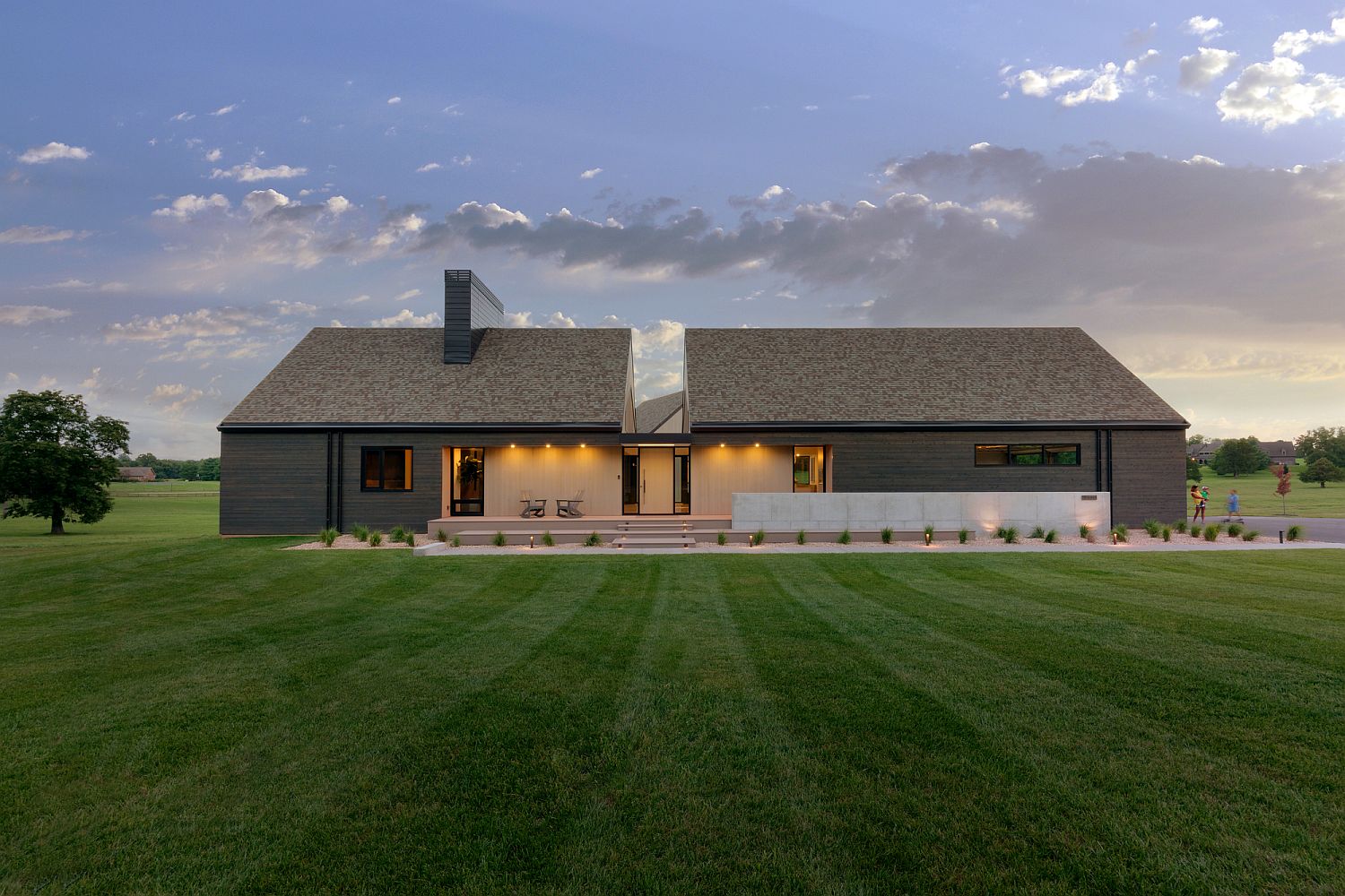 Different shades of cedar wood shape the exterior of the house