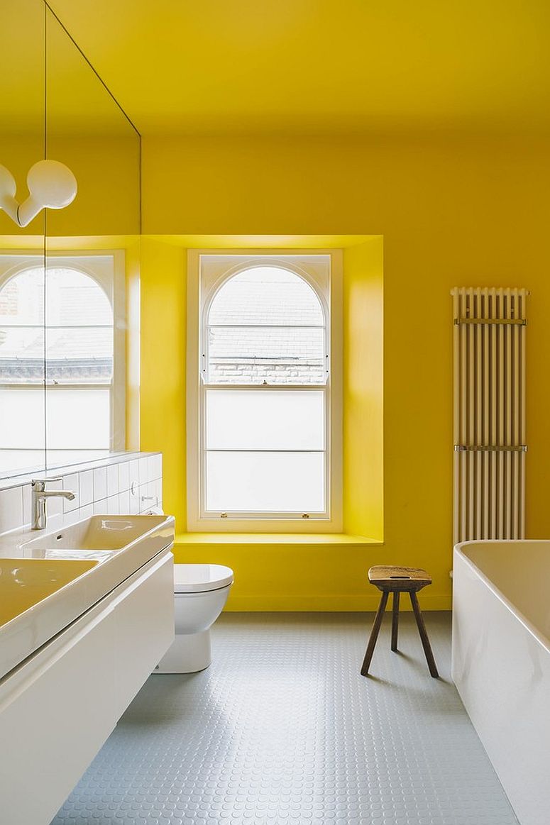 Exquisite-use-of-yellow-in-the-modern-white-bathroom