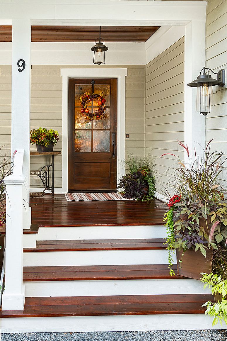 Festive-farmhouse-style-door-for-the-traditional-home