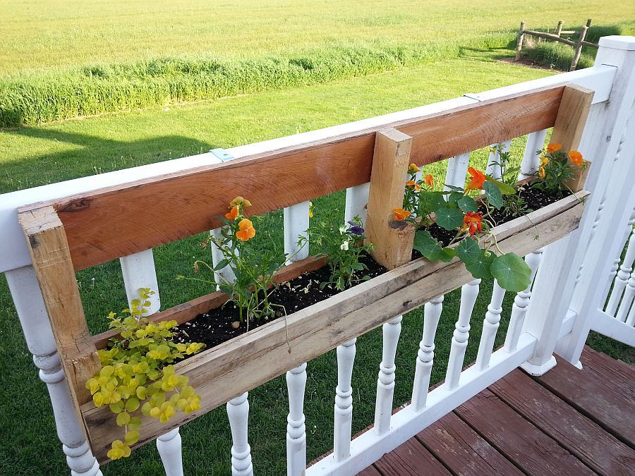 Flower planter box that is super-easy to make!