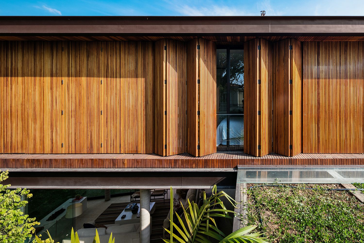 Folding-wooden-doors-allow-the-homeowners-to-shift-between-privacy-and-lovely-views