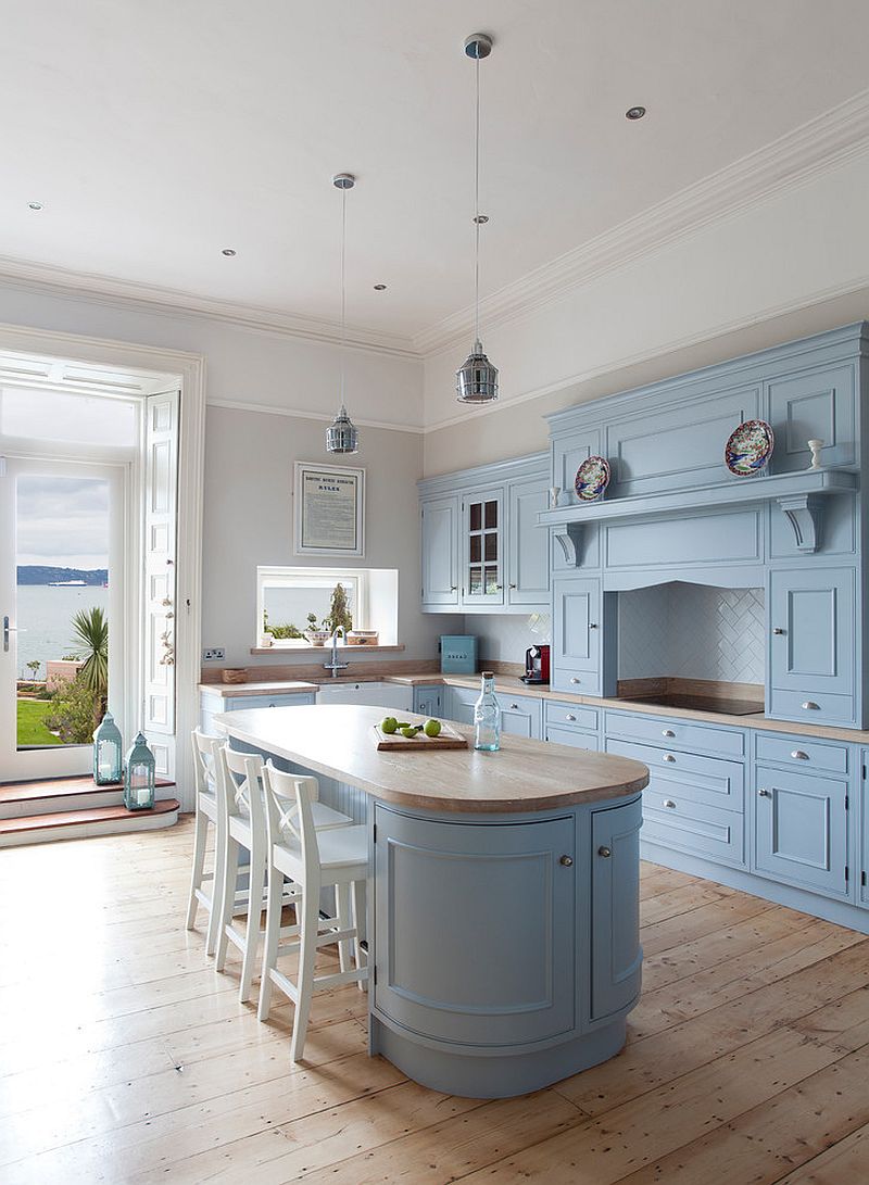 Linda casa de fazenda em estilo de cozinha com luz azul armários e ilha