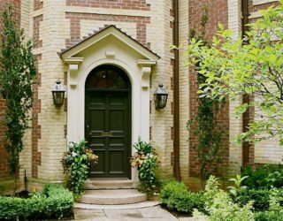 Right First Impressions: 30 Trendy Front Doors to Enliven the Entry