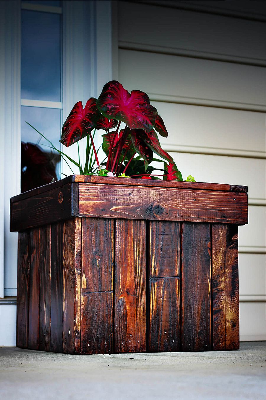 It is the strain of the wood that adds even more charm to the DIY planter design