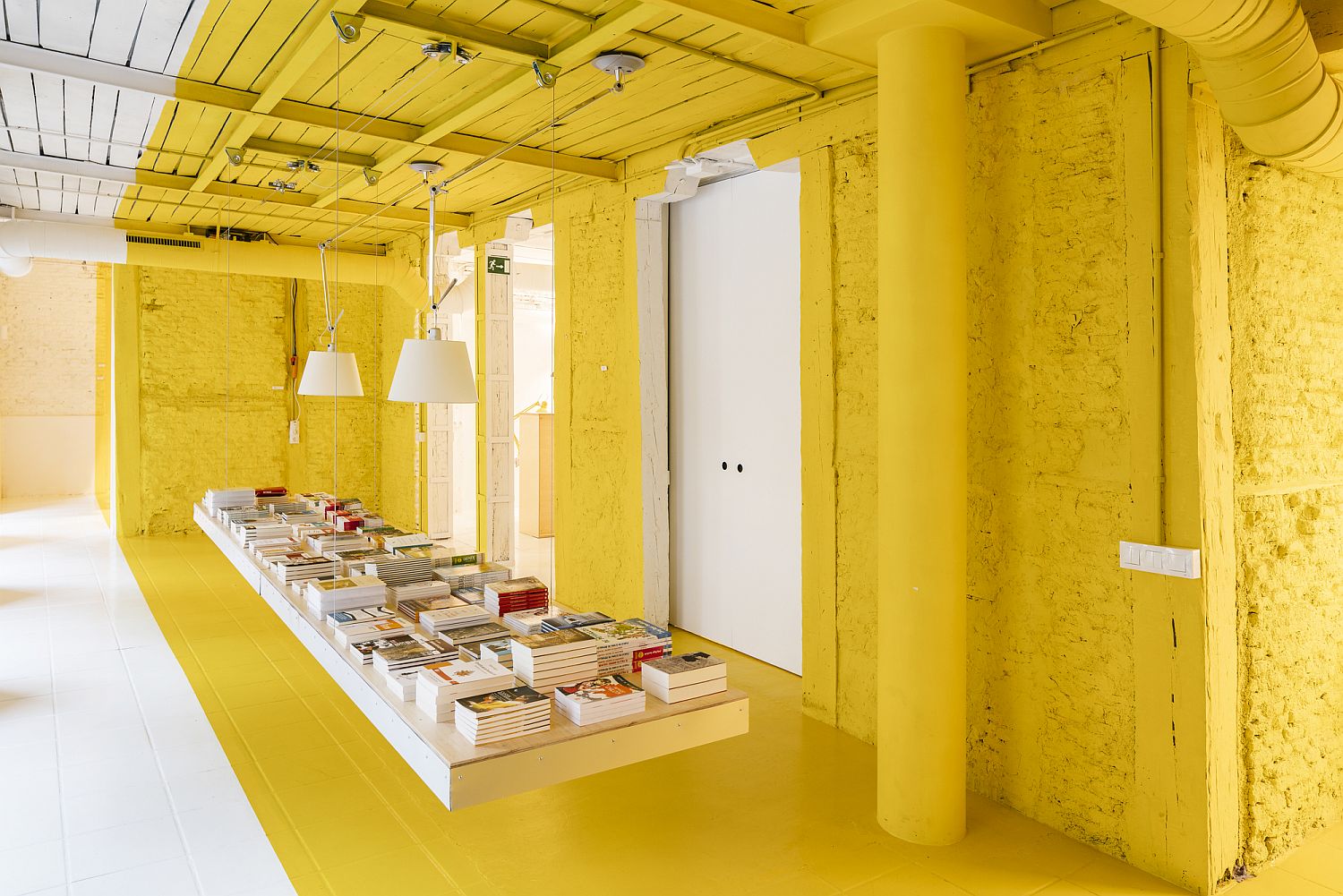 Meeting-Space-in-Madrid-combines-bright-color-with-ample-natural-light