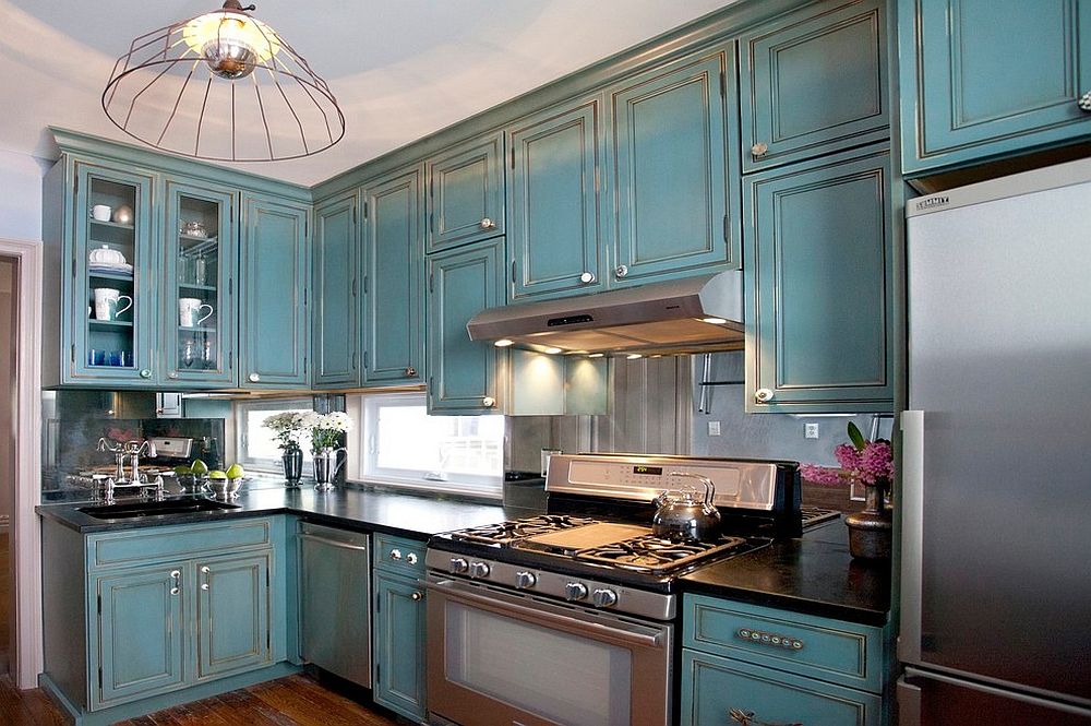 Mirrored-backsplash-in-this-traditional-kitchen-creates-the-perception-of-more-space-on-offer