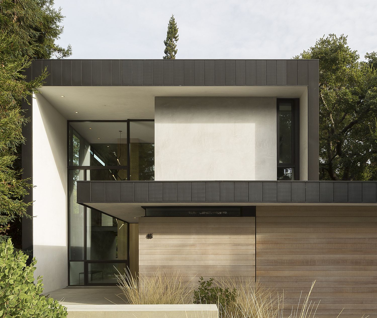 Modern-exterior-clad-in-zinc-frame-in-Palo-Alto
