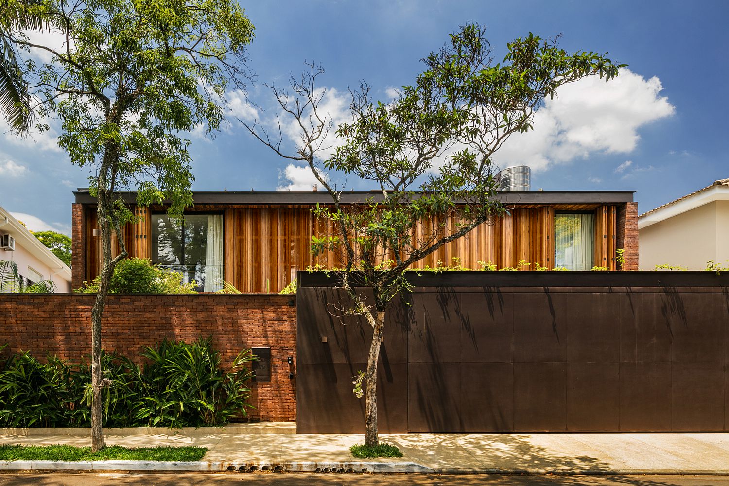 Private street facade of the Sao Paulo Residence in wood and steel