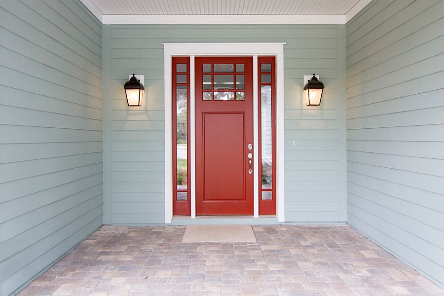 Red-door-brings-brightness-to-the-white-and-bluish-gray-facade-of-the-coastal-home