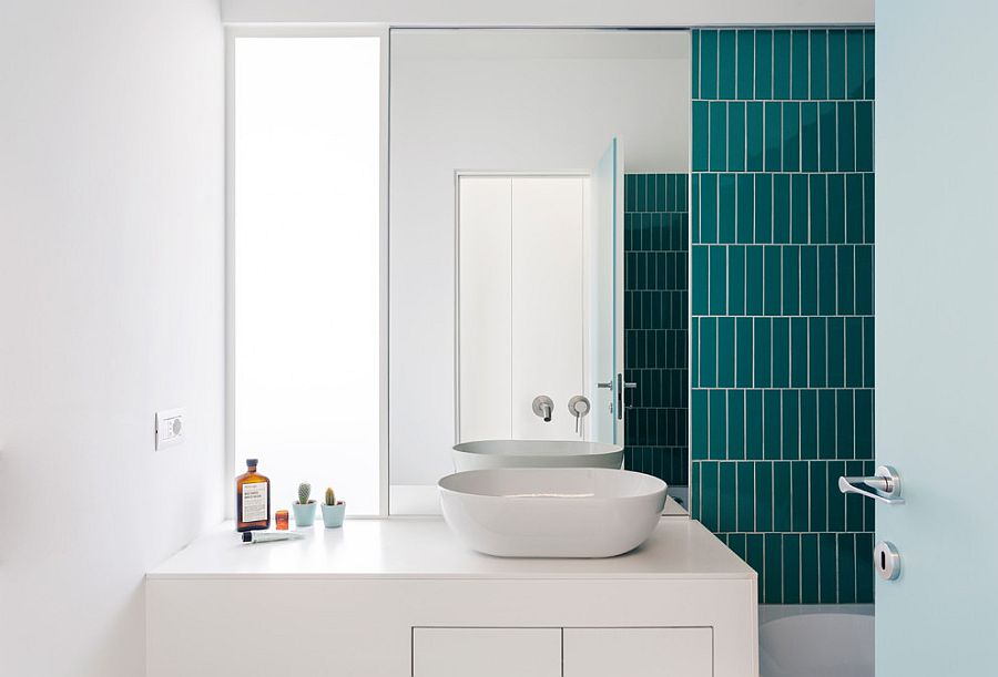 Shiny-tiles-in-teal-for-the-contemporary-bathroom-in-white