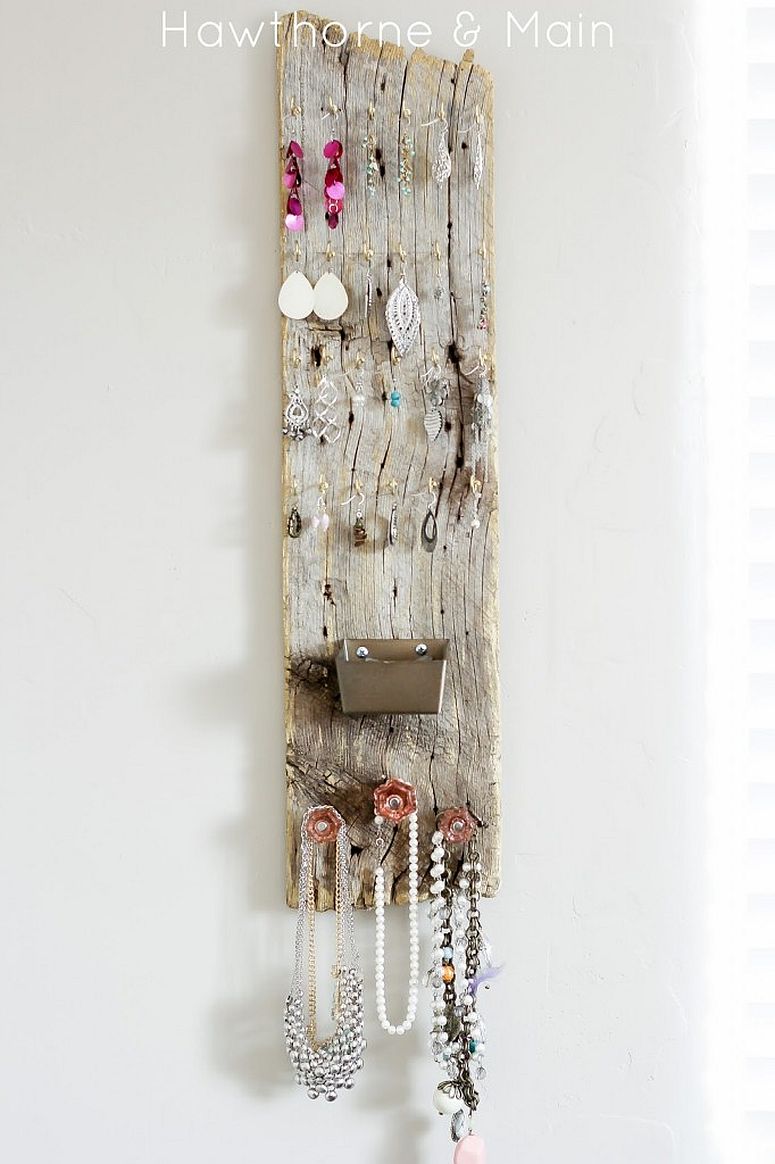 Simple-and-chic-barn-wood-jewelry-holder-idea