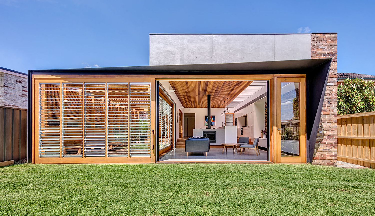 Sliding doors connec the interior with the backyard and the herb garden