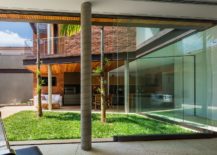 Sliding-glass-doors-connect-the-open-lower-level-with-the-central-courtyard-217x155