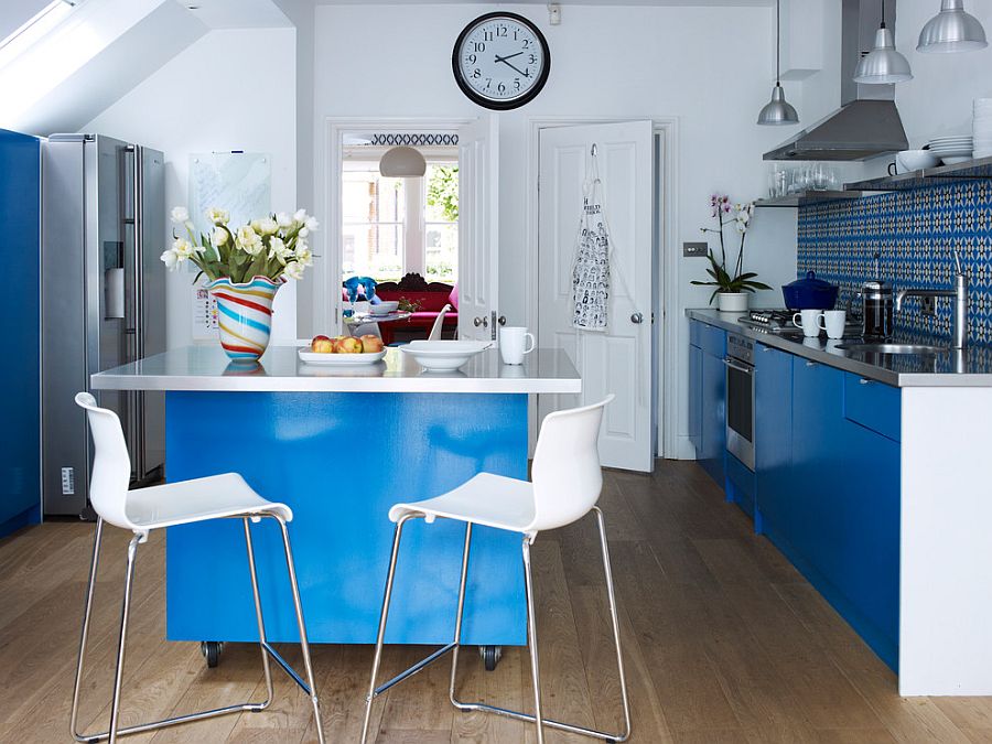 Small kitchen in white and blue with an adaptable kitchen island on wheels!