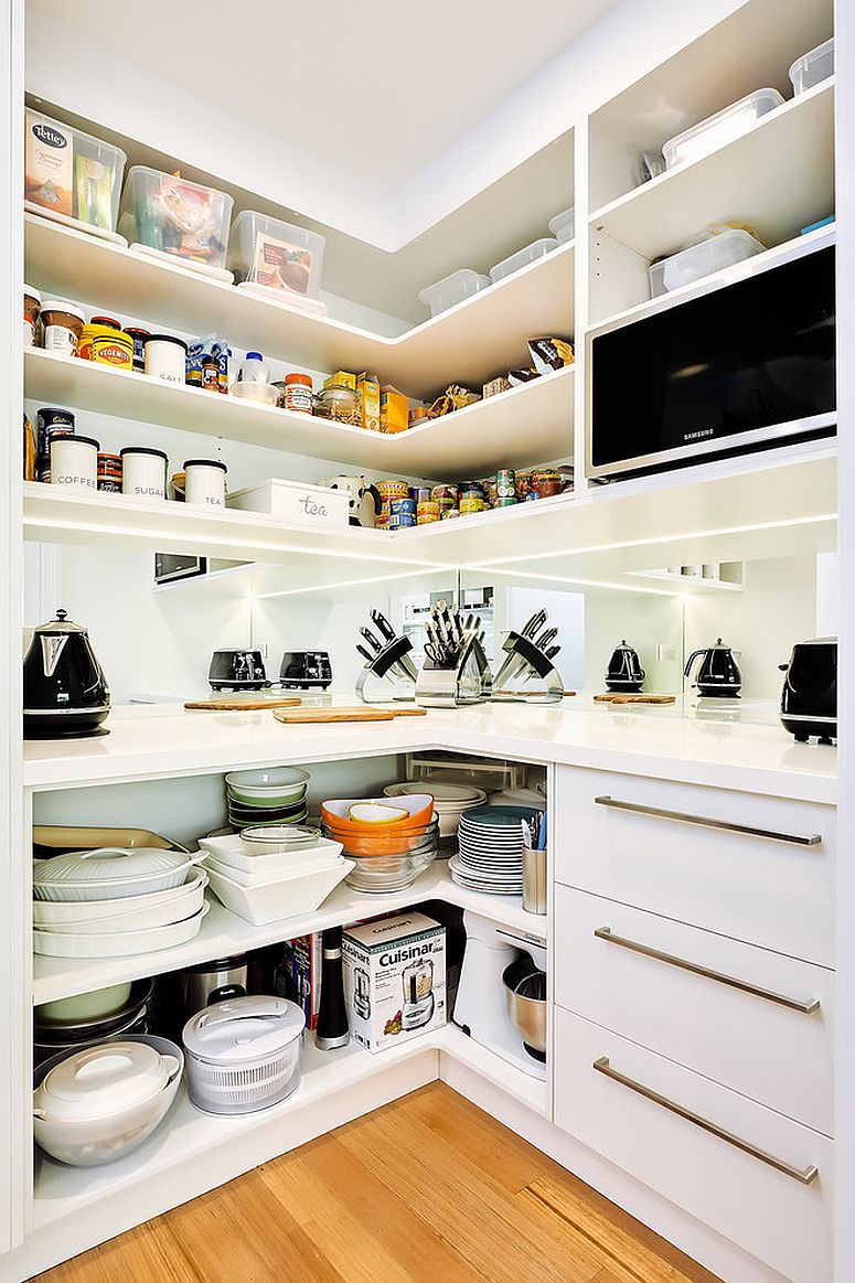 Smart mirrored backsplash for the small white kitchen